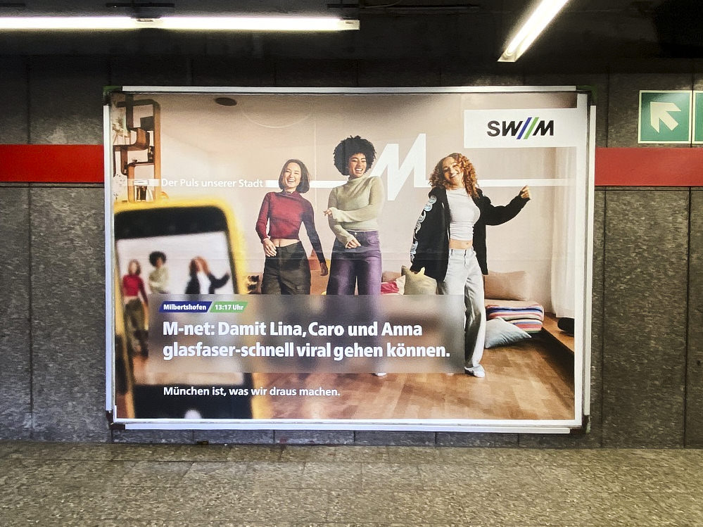 poster of a group of young girls dancing in the living room; campaign for Stadtwerke München;