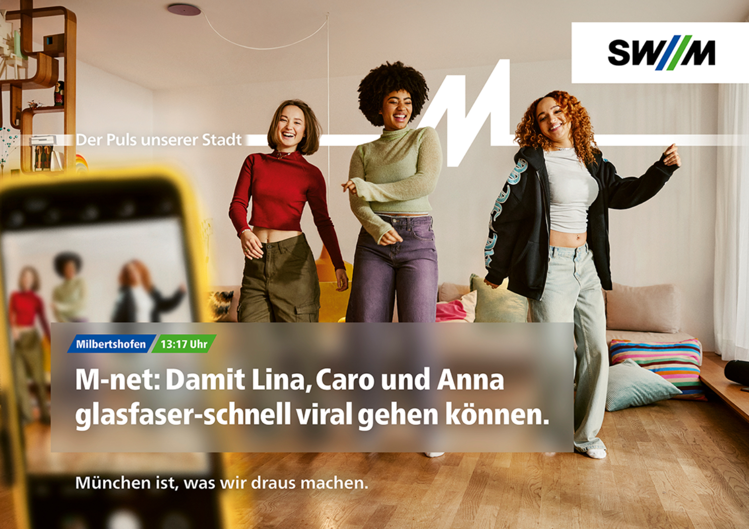 group of young girls dancing in the living room; campaign for Stadtwerke München;
